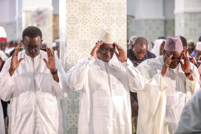 Tournée économique : le Chef de l’État Macky Sall a effectué la prière du vendredi à la Grande mosquée de Sédhiou.