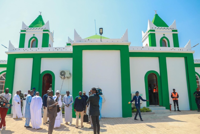 Tournée économique : le Chef de l’État Macky Sall a effectué la prière du vendredi à la Grande mosquée de Sédhiou. Tournée économique : le Chef de l’État Macky Sall a effectué la prière du vendredi à la Grande mosquée de Sédhiou.