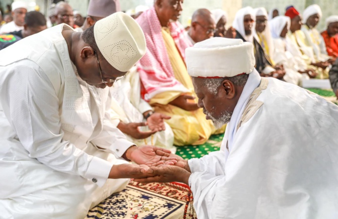 Tournée économique : le Chef de l’État Macky Sall a effectué la prière du vendredi à la Grande mosquée de Sédhiou.