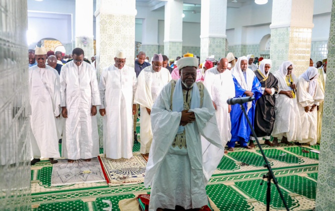 Tournée économique : le Chef de l’État Macky Sall a effectué la prière du vendredi à la Grande mosquée de Sédhiou.