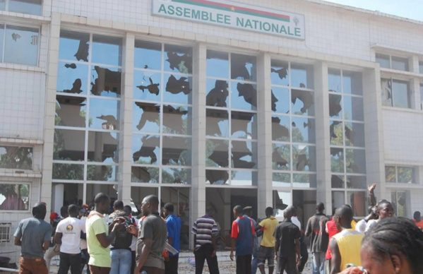 Burkina Faso: Des manifestants saccagent l’Assemblée nationale et d’autres se dirigent vers la Primature