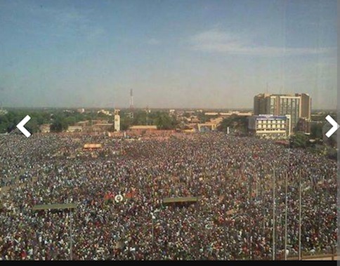 (IMAGES) Burkina Faso : la place de la nation prise d'assaut par les populations 