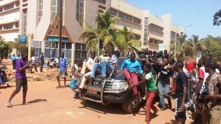 (Photos) BURKINA FASO : les manifestants aux voiture des députés