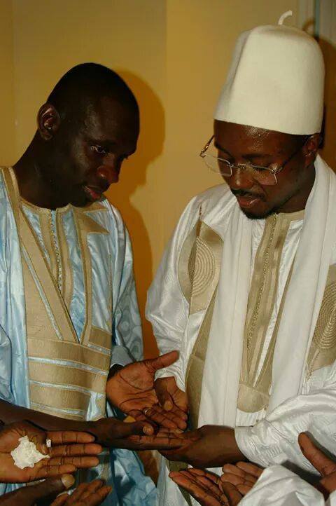 Serigne Bass Abdou Khadre prie pour Pape Diouf