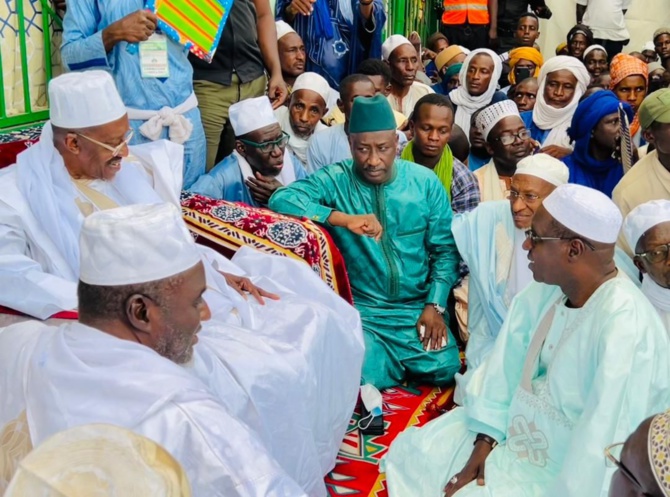 Daaka 2023 : Le Ministre Abdou Karim Sall, nouveau Dg de l’Artp béni par le Khalife de Médina Gounass Daaka 2023 : Le Ministre Abdou Karim Sall, nouveau Dg de l’Artp béni par le Khalife de Médina Gounass