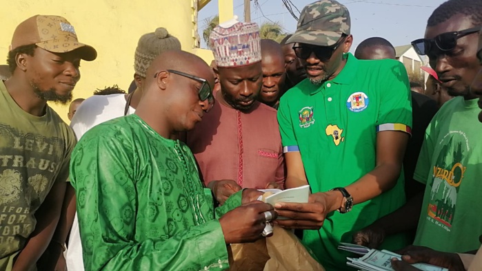 Photos / Avec des remises de carnets sanitaires à des chauffeurs: Habib Niang répond à Yewwi par des actes concrets