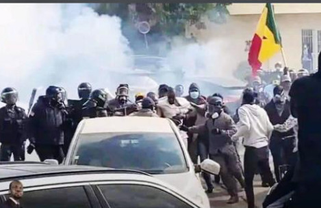 Ousmane Sonko  embarqué de force dans le véhicule de la Bip