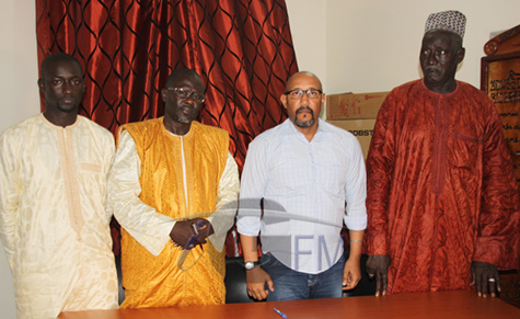 Vidéo – Signature contrat Eumeu Séne-Balla Gaye 2 avec Gfm-Entertainment