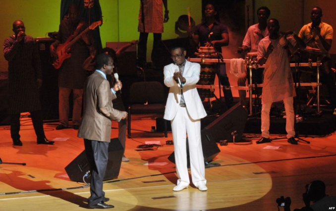 Vidéo - Thione Seck en larmes dans les bras de Youssou Ndour