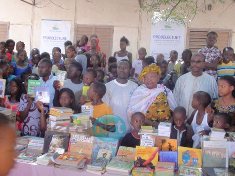 Les images de la réception des lots de livres de l'école Dérklé 2A  