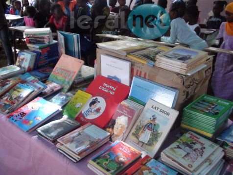 Les images de la réception des lots de livres de l'école Dérklé 2A  