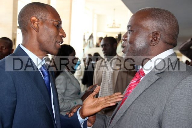 Belle image - Abdoulaye Daouda Diallo en pleine discussion avec Oumar Sarr