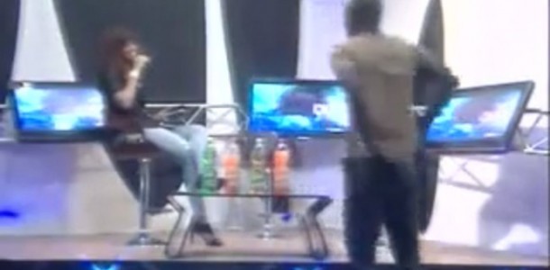Vidéo: Aba embrasse Ya Awa, et tape sur les fesses de la réalisatrice…