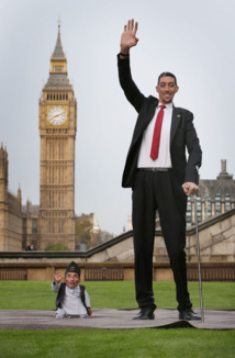 L'homme le plus grand du monde rencontre l'homme le plus petit au monde