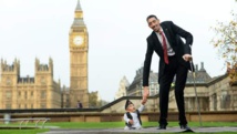 L'homme le plus grand du monde rencontre l'homme le plus petit au monde