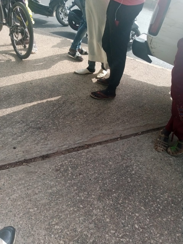 Ce véhicule de la société SERTEM a pris feu à hauteur de la Mosquée de la Divinité (Vidéo) Ce véhicule de la société SERTEM a pris feu à hauteur de la Mosquée de la Divinité (Vidéo)