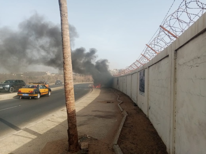 Ce véhicule de la société SERTEM a pris feu à hauteur de la Mosquée de la Divinité (Vidéo) Ce véhicule de la société SERTEM a pris feu à hauteur de la Mosquée de la Divinité (Vidéo)