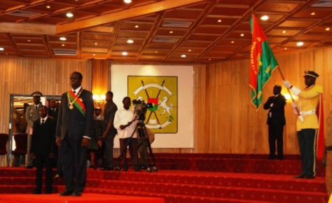Michel Kafando vient de prêter serment et d’être investi en ses fonctions de Chef de l’Etat et Président du Faso.