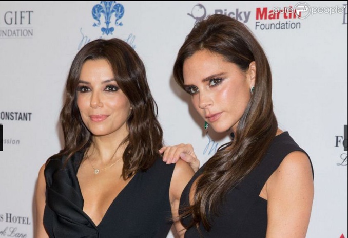 Eva Longoria dévoile sa nouvelle tête devant la décolletée Victoria Beckham