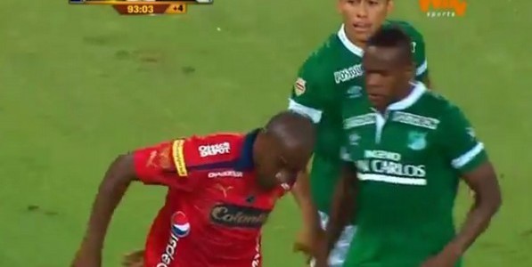 Vidéo: il fait un geste technique qui énerve ses adversaires. Regardez
