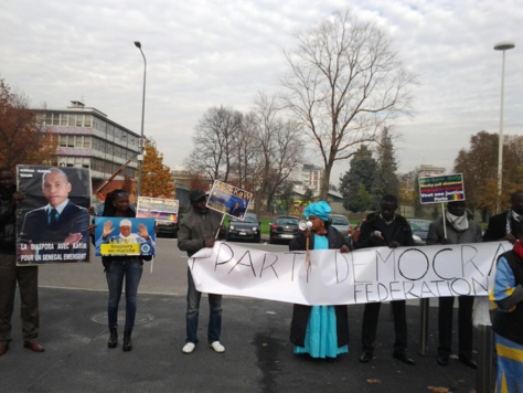 Photos - En sit-in devant le Consulat du Sénégal à Milan, des pro-Karim dénoncent le régime "autoritaire" de Macky Sall