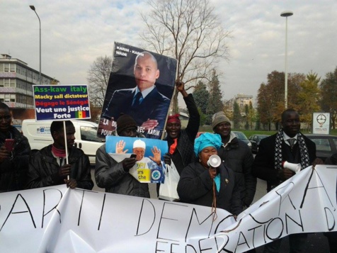 Photos - En sit-in devant le Consulat du Sénégal à Milan, des pro-Karim dénoncent le régime "autoritaire" de Macky Sall
