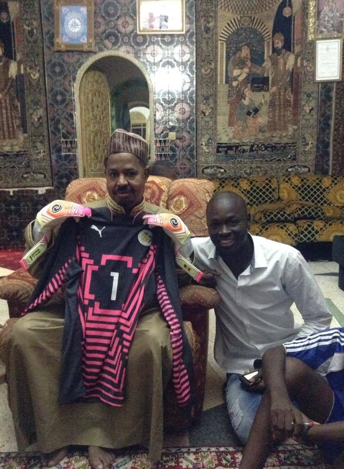 Bouna Coundoul remet à son marabout Ahmed Khalifa son maillot et ses gants