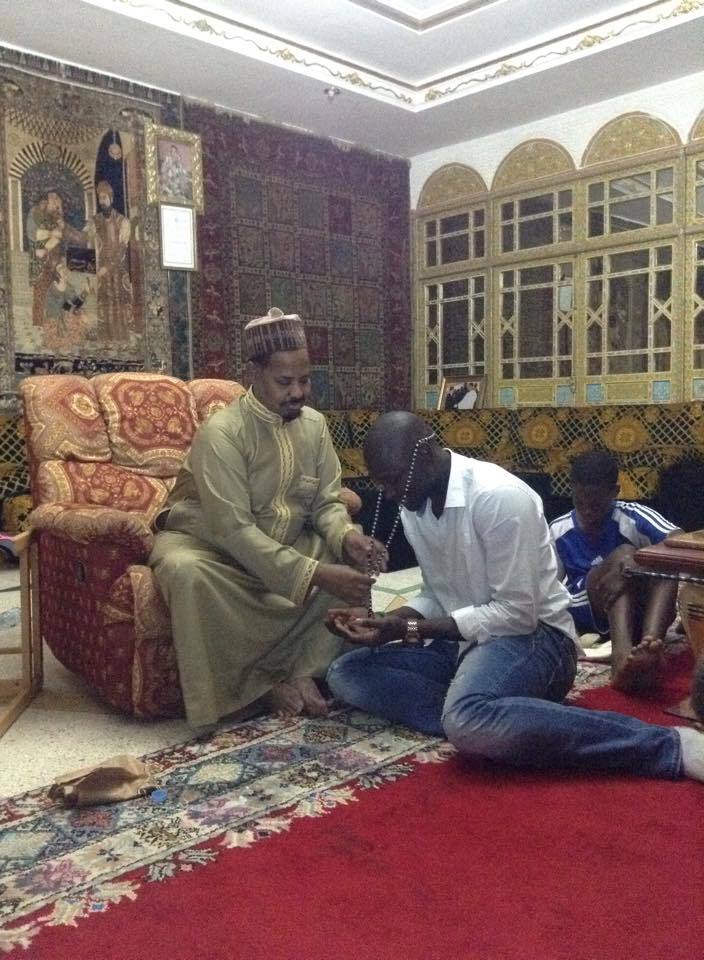 Bouna Coundoul remet à son marabout Ahmed Khalifa son maillot et ses gants