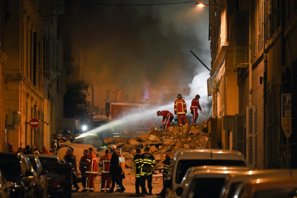 Marseille : un immeuble s’effondre dans le centre-ville, « il faut se préparer à avoir des victimes », selon le maire