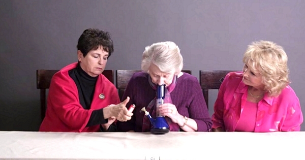 Trois grands-mères fument de l'herbe pour la première fois ! Leurs réactions sont vraiment géniales...