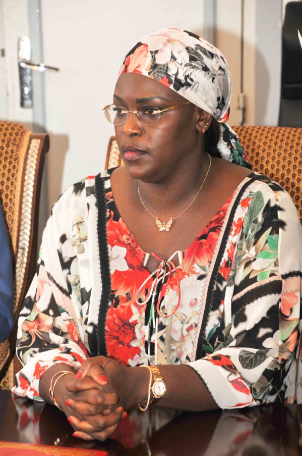 La Première Dame offre 25 millions de francs et un millier de draps aux hôpitaux de Dakar 
