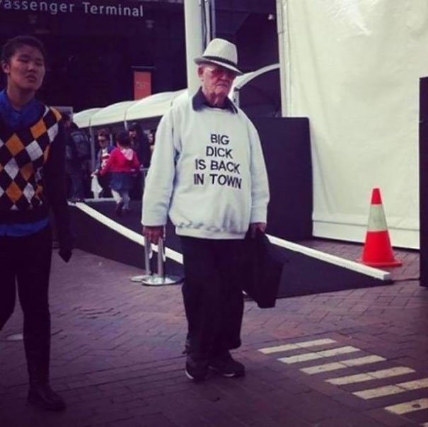 Ces personnes âgées au sens de l'humour gravé sur leur t-shirt