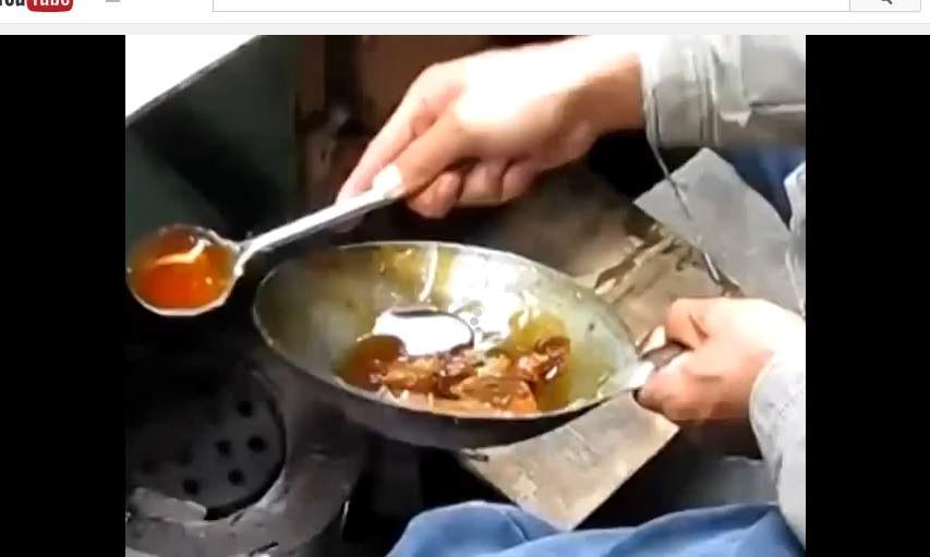 Quand il a commencé à verser du caramel sur une table avec sa cuillère, personne ne comprenait ce qu'il faisait... Mais la suite est bluffante !