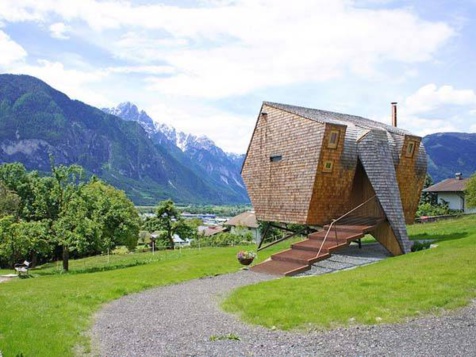 Vous ne voudriez pas vivre dans ce chalet car il est trop petit ! Et pourtant, ce qu'il cache est fascinant...