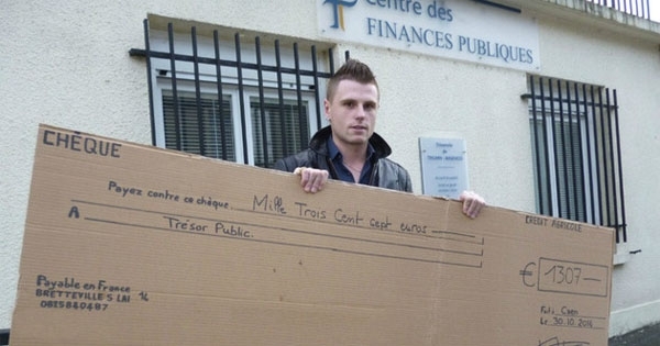 En Normandie, ce jeune homme a payé ses impôts avec un énorme chèque en carton. Ce mec est vraiment trop fort !