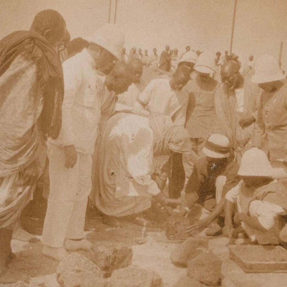Un collectif de talibés mourides acquiert des photos de Serigne Touba. Un collectif de talibés mourides acquiert des photos de Serigne Touba.