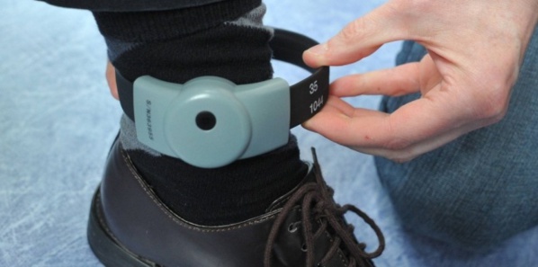 Les bracelets électroniques débarquent, les violeurs récidivistes sont avertis