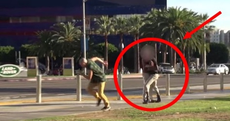 Il se fait arracher son téléphone en pleine rue... Pourtant, les passants viennent en aide au voleur ! Vraiment consternant...