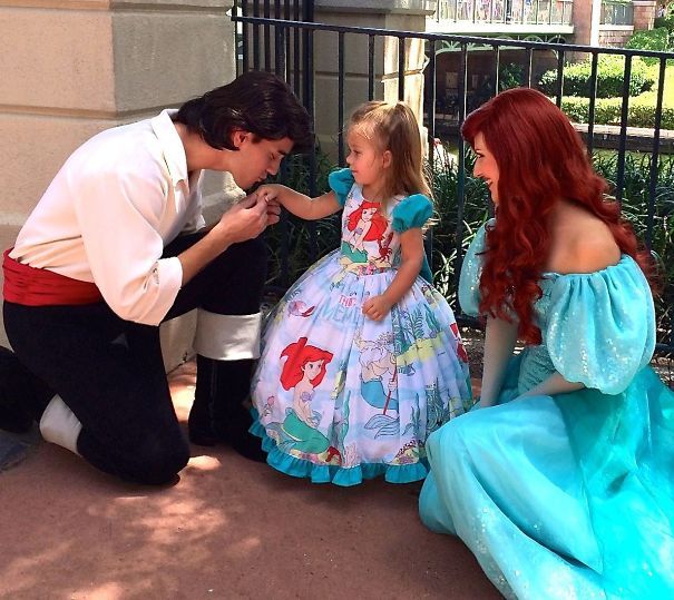 Cette maman a cousu de magnifiques costumes puis a emmené sa fillette à Disney ! Le résultat est génial...
