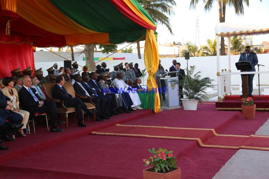  François Hollande et Macky Sall au cimetière de Thiaroye 44 et la remise symbolique des archives (images)