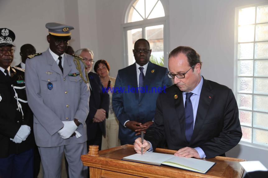  François Hollande et Macky Sall au cimetière de Thiaroye 44 et la remise symbolique des archives (images)