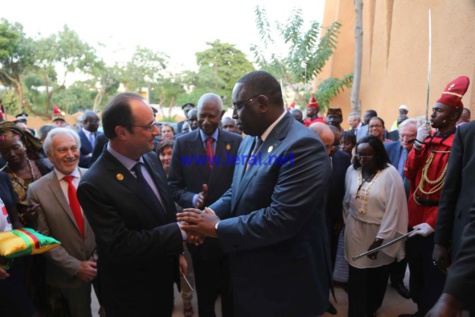 François Hollande et Macky Sall en visite  à la maison de feu Léopold Sédar Senghor (images)