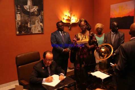 François Hollande et Macky Sall en visite  à la maison de feu Léopold Sédar Senghor (images)