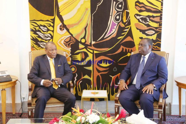 Vidéo- Macky Sall et Alpha Condé se retrouvent (enfin) et ont mangé le "Thiebou Dieune"