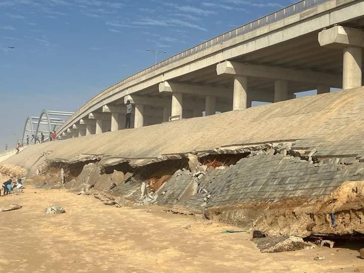 Photos : Le pont de Cambérène subit déjà , les assauts des vagues dévastatrices Photos : Le pont de Cambérène subit déjà , les assauts des vagues dévastatrices