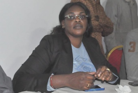 [Video] Les billets de banque offerts par Marième Faye Sall provoquent une bagarre à Touba