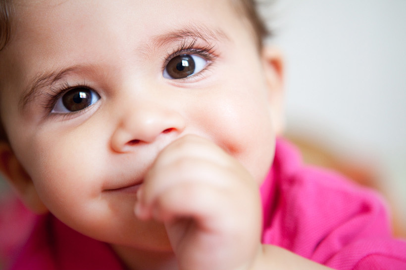 Mignon à croquer : La science explique enfin notre envie de bouffer tout crus les enfants ou les chatons trop mignons !