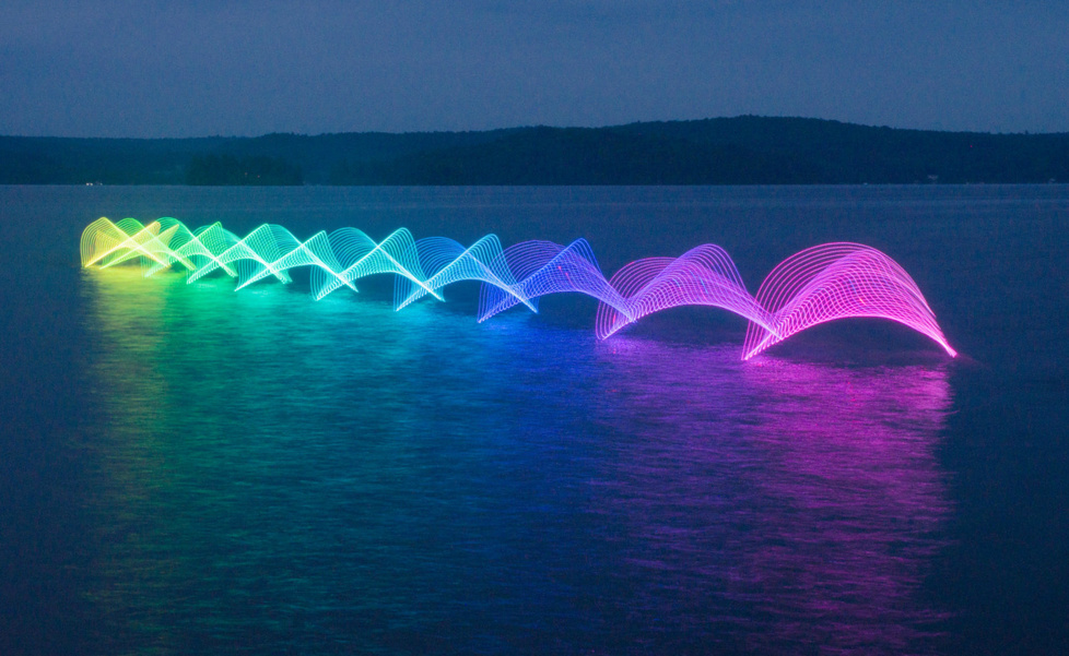 Regardez à quoi ressemble le mouvement d'un kayak lorsqu'on accroche des lumières multicolores sur les pagaies ! Ça a vraiment quelque chose de magique...