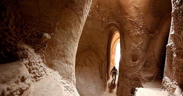 Ce que cet artiste a fait pendant les 15 dernières années dans cette grotte est juste fabuleux ! Vraiment impressionnant...