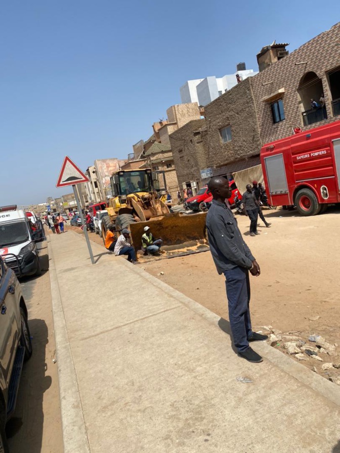 Photos / Parcelles Assainies : L'effondrement de la dalle d’un immeuble, fait deux morts